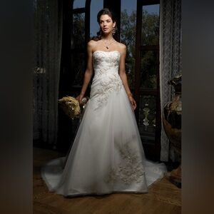 Sophisticated Casablanca Bridal Wedding Gown In Ivory / Gold Style 1863 Size 4